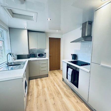 Rockcliffe Retreat, Stylish Coastal Apartment 위틀리베이 외부 사진